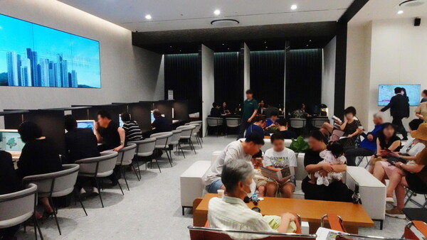 대우건설이 시공하는 ‘용인 푸르지오 원클러스터 1단지’ 견본주택에 개관이후 주말까지 3일간 약 1만2000명이 내방한 것으로 알려졌다. [대우건설 제공=뉴스퀘스트]