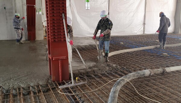 국내의 한 DL이앤씨 건설 현장에서 ‘내한 콘크리트’를 타설하고 있는 모습 [DL이앤씨 제공=뉴스퀘스트]