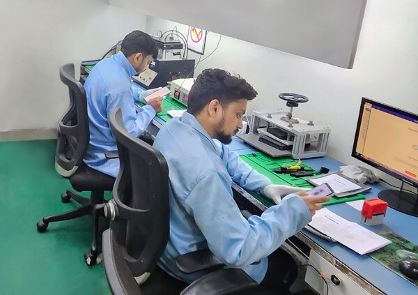 삼성전자서비스 '갤럭시 서비스 전문 강사'가 인도 델리 서비스센터와 뭄바이 CS 아카데미에서 기술 노하우를 전수하는 모습 [삼성전자서비스 제공=뉴스퀘스트]