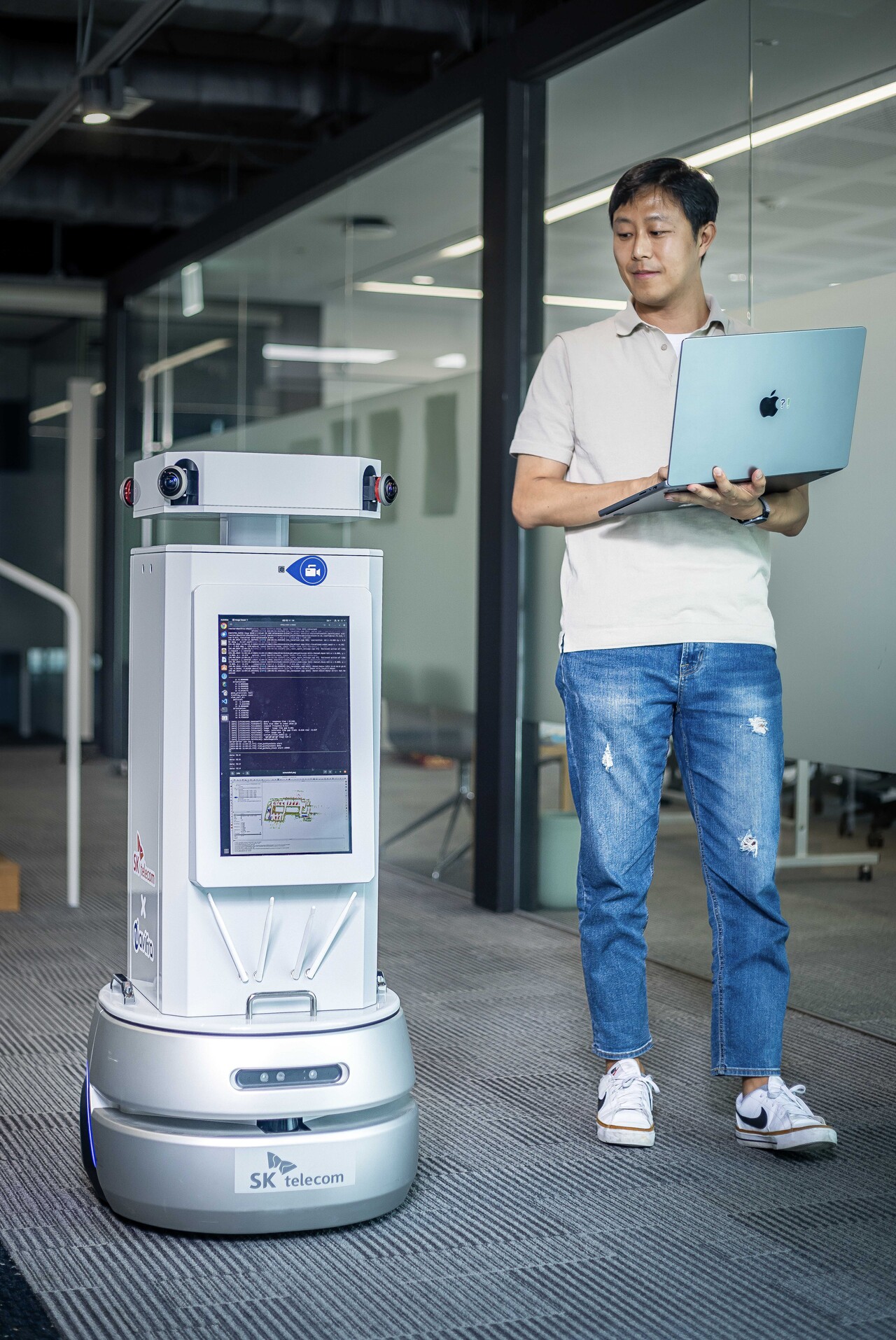 SK텔레콤이 자사의 '텔코 에지 AI' 인프라를 기반으로 한 자율주행 로봇 기술 실증을 마쳤다. 판교사옥에서 연구 중인 SK텔레콤 연구원. [SK텔레콤 제공=뉴스퀘스트]