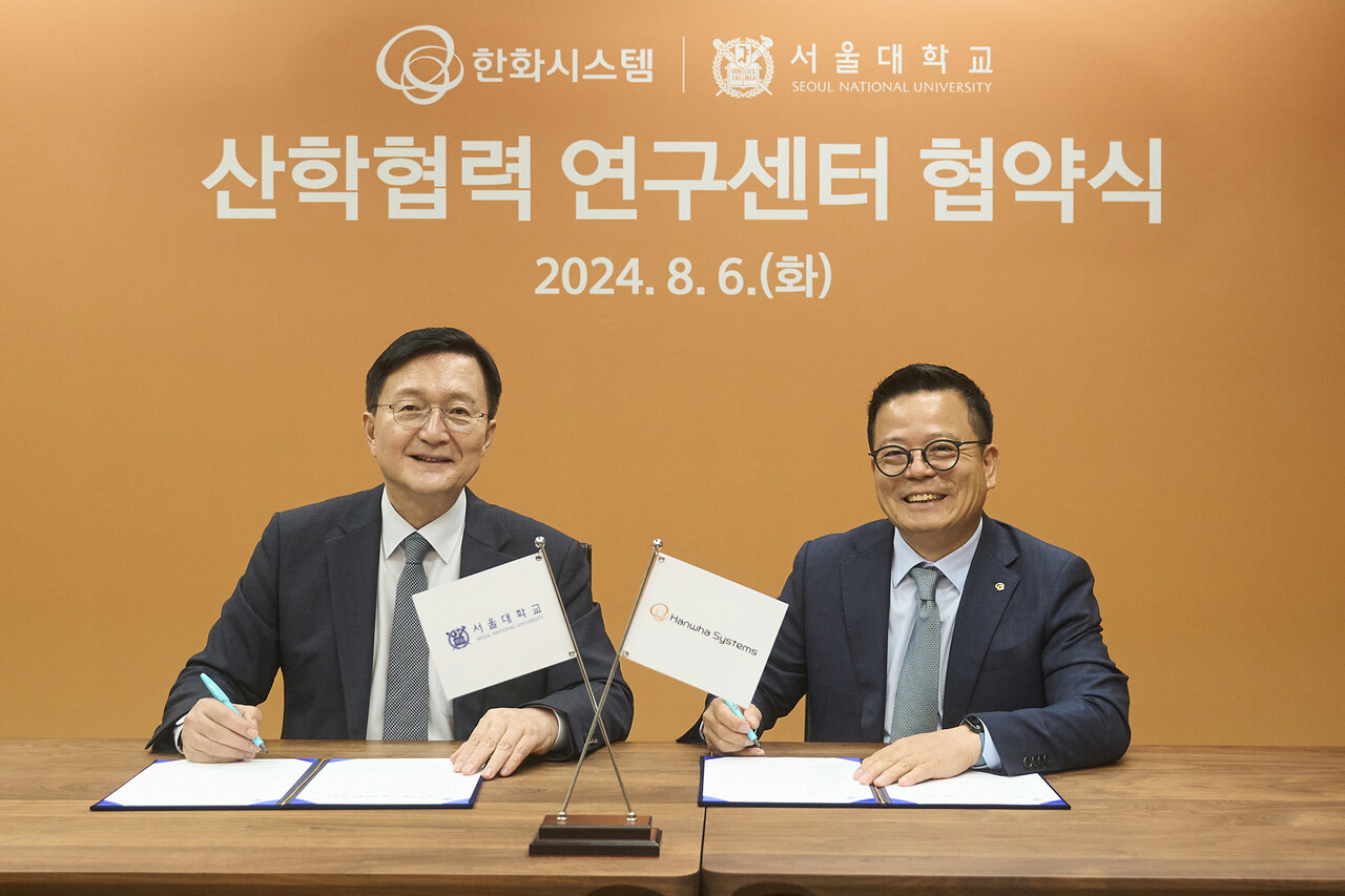 한화시스템과 서울대학교가 서울 관악구에 위치한 서울대학교 캠퍼스에서 산학협력 MOU를 체결했다. (사진 오른쪽부터) 어성철 한화시스템 대표이사, 유홍림 서울대학교 총장. [한화시스템 제공=뉴스퀘스트]