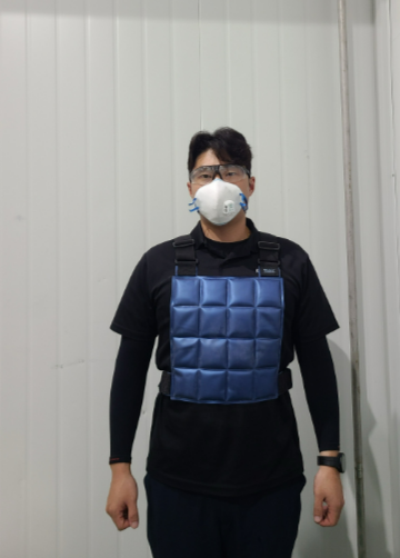 에코프로이엠 근무자가 회사에서 제공한 냉각조끼를 입고 현장에서 근무하는 모습. [에코프로 제공=뉴스퀘스트]