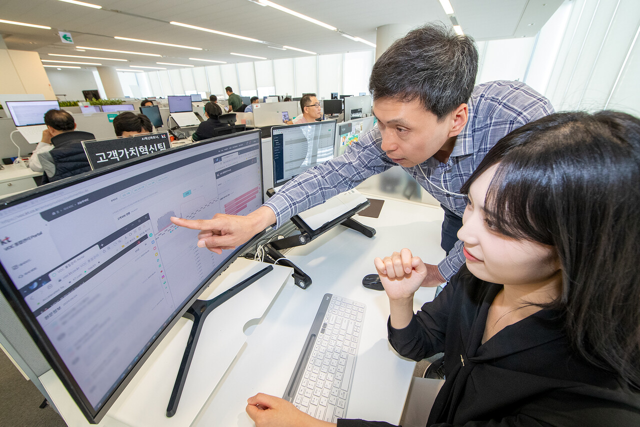 KT 모델들이 사내 ‘AI-VOC 포털’을 통해 고객 VOC를 모니터링 하고 있다. [KT 제공=뉴스퀘스트]