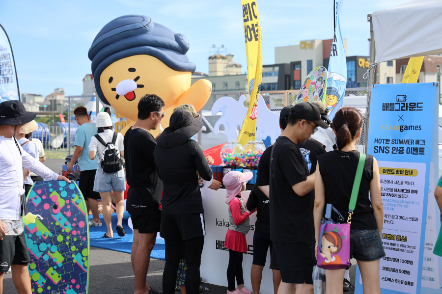 지난달 28~29일 대천 해수욕장에서 열린 '2024 핫썸머 페스티벌'. 현장을 방문한 많은 관람객들이 이벤트 내용을 살펴보고 있다. [카카오게임즈 제공=뉴스퀘스트]