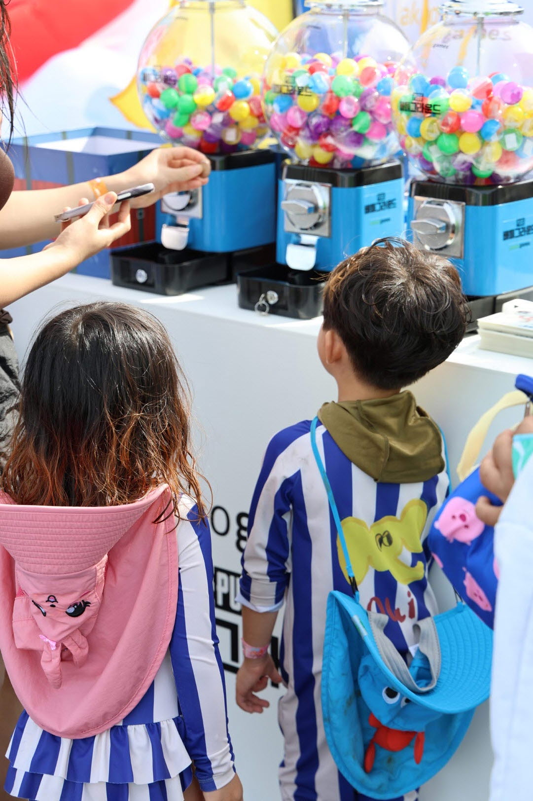 대천 해수욕장에서 열린 '2024 핫썸머 페스티벌'을 방문한 어린이들이 행사에 참여하고 있다. [카카오게임즈 제공=뉴스퀘스트]