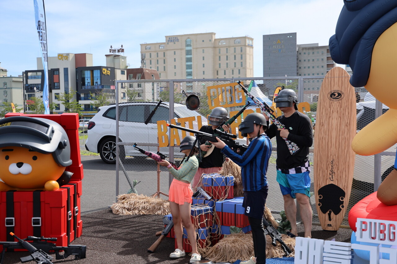 대천 해수욕장 '2024 핫썸머 페스티벌' 포토존에서 한 가족이 기념 사진을 촬영하고 있다. [카카오게임즈 제공=뉴스퀘스트]