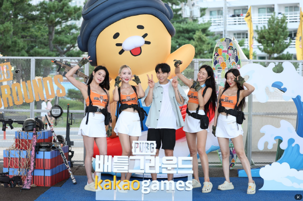 지난 3~4일 속초 해수욕장에서 열린 '2024 핫썸머 페스티벌'에서 방송인 창현(사진 중앙)이 길거리 노래방을 진행하며 기념 사진을 촬영하고 있다. [카카오게임즈 제공=뉴스퀘스트]