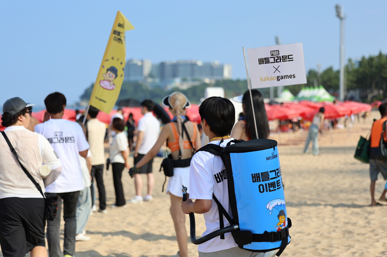 속초 해수욕장에서 열린 '2024 핫썸머 페스티벌'에서 행사 관계자들이 다양한 홍보 장비를 들고 현장 관람객들을 맞이하고 있다. [카카오게임즈 제공=뉴스퀘스트]