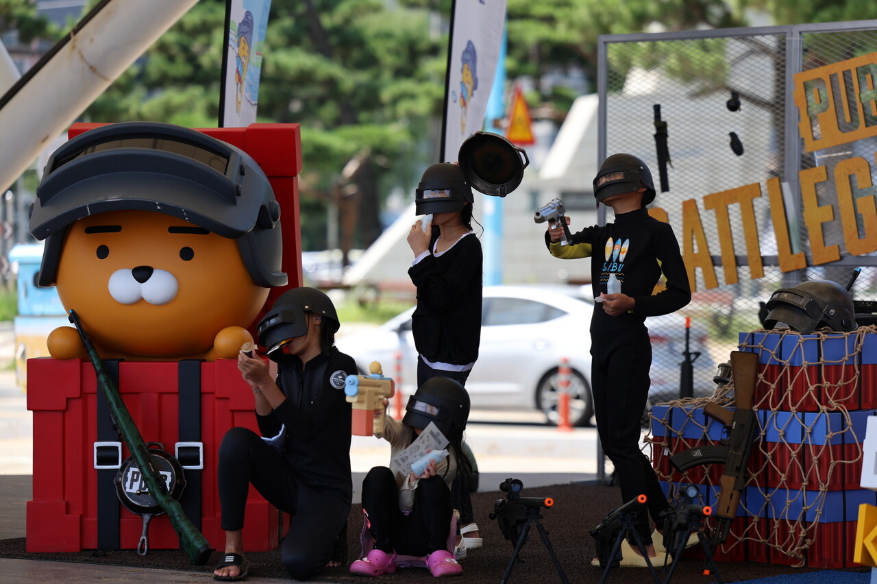 속초 해수욕장 '2024 핫썸머 페스티벌' 포토존에서 한 가족이 기념 사진을 촬영하고 있다. [카카오게임즈 제공=뉴스퀘스트]