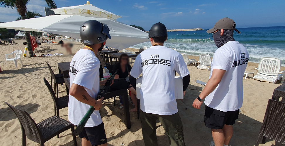 지난 6~7일 양양 해수욕장에서 열린 '2024 핫썸머 페스티벌' 관게자가 방문객들에게 각종 상품을 제공하고 있다. [카카오게임즈 제공=뉴스퀘스트]