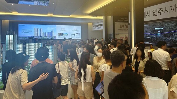 이천 부발역 에피트 견본주택에 몰린 내방객 모습 [HL디앤아이한라 제공=뉴스퀘스트] 