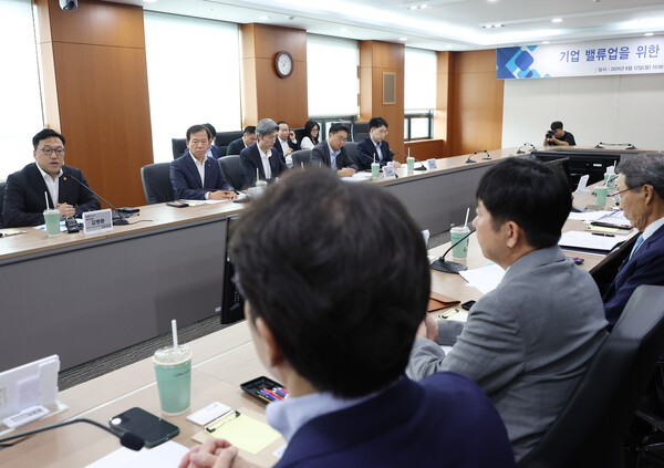 김병환 금융위원장(사진 왼쪽)이 12일 오전 서울 여의도 한국거래소에서 열린 '기업 밸류업 상장기업 간담회'에서 발언하고 있는 모습. [사진=연합뉴스]
