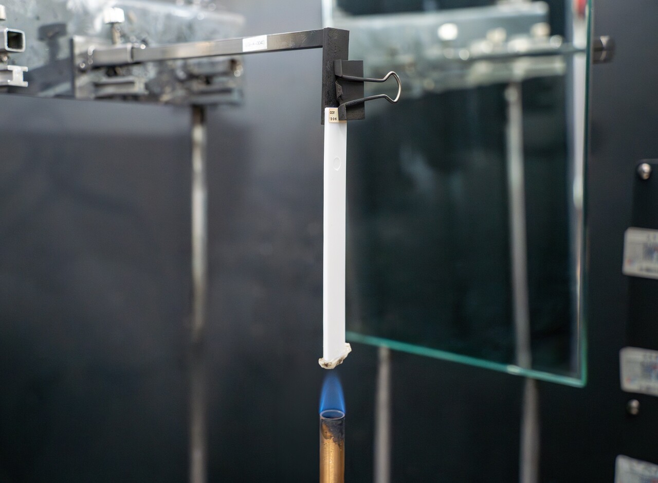 LG화학의 친환경 난연소재가 난연성 검증 테스트를 받고 있다. [LG화학 제공=뉴스퀘스트]