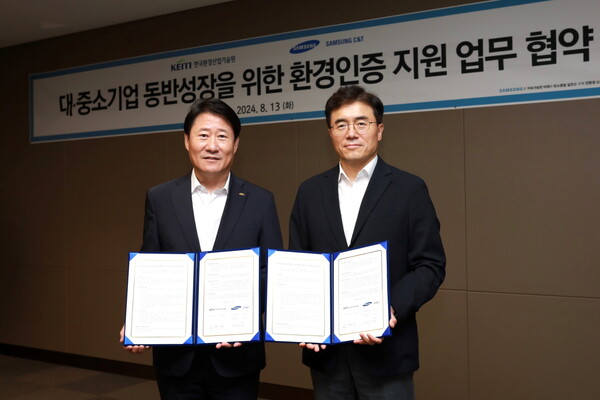 이주용 삼성물산 조달본부장(오른쪽)과 김영기 한국환경산업기술원 환경산업기술본부장이 13일 오전, 삼성물산 건설부문 본사에서 환경성적표지 인증 지원을 위한 업무 협약을 체결하고 있다. [삼성물산 건설부문 제공=뉴스퀘스트]