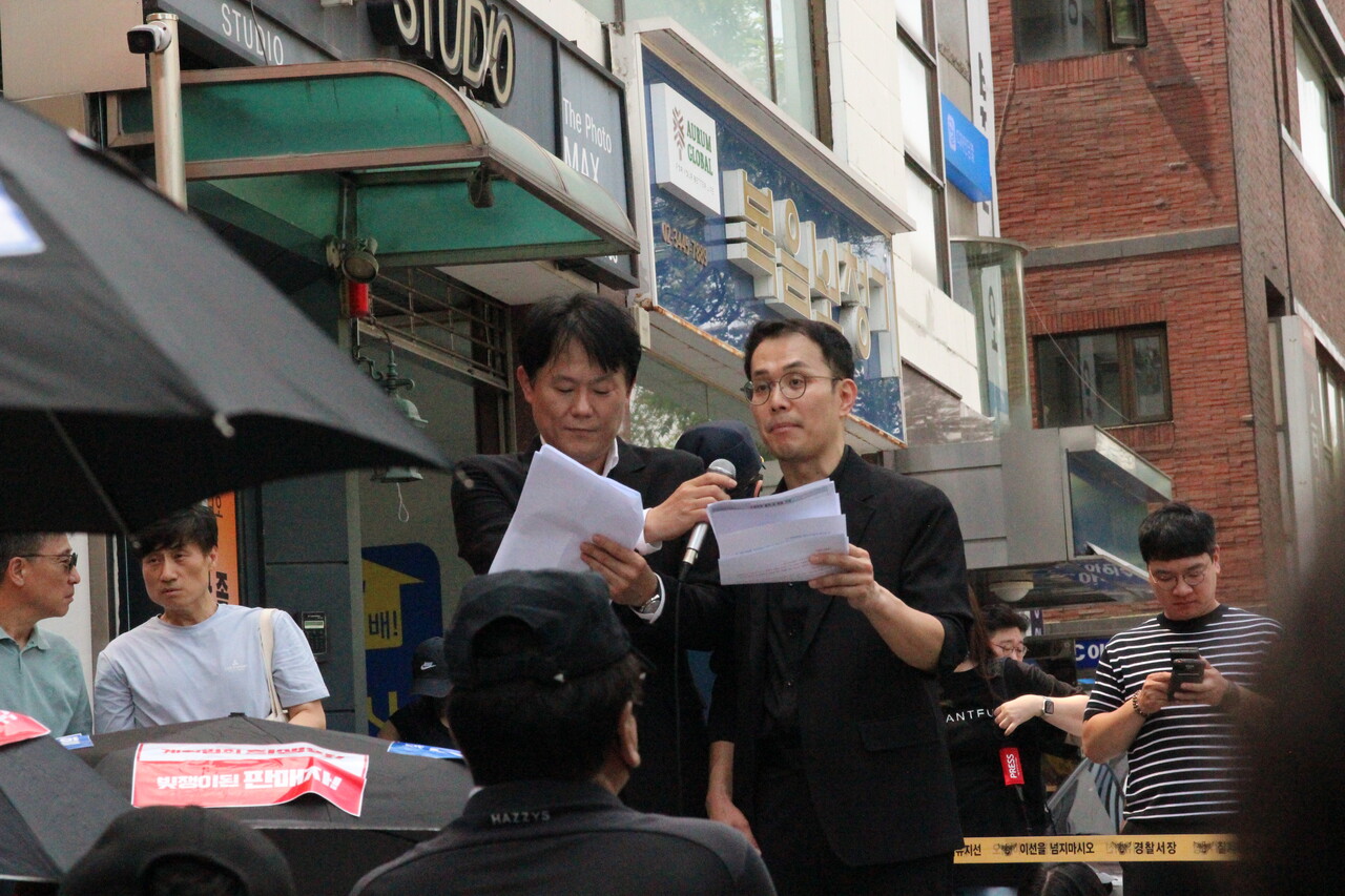 (왼쪽부터) 주정연 위메프 피해 소비자 대표와 신정권 피해 판매자 비상대책위원회 대표가 '위메프 미정산 사태'에 대한 성명문을 발표하고 있다. [사진=김민우 기자]