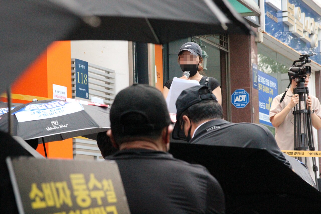 티메프 피해 판매자 B씨가 성명문을 발표하고 있다. [사진=김민우 기자]