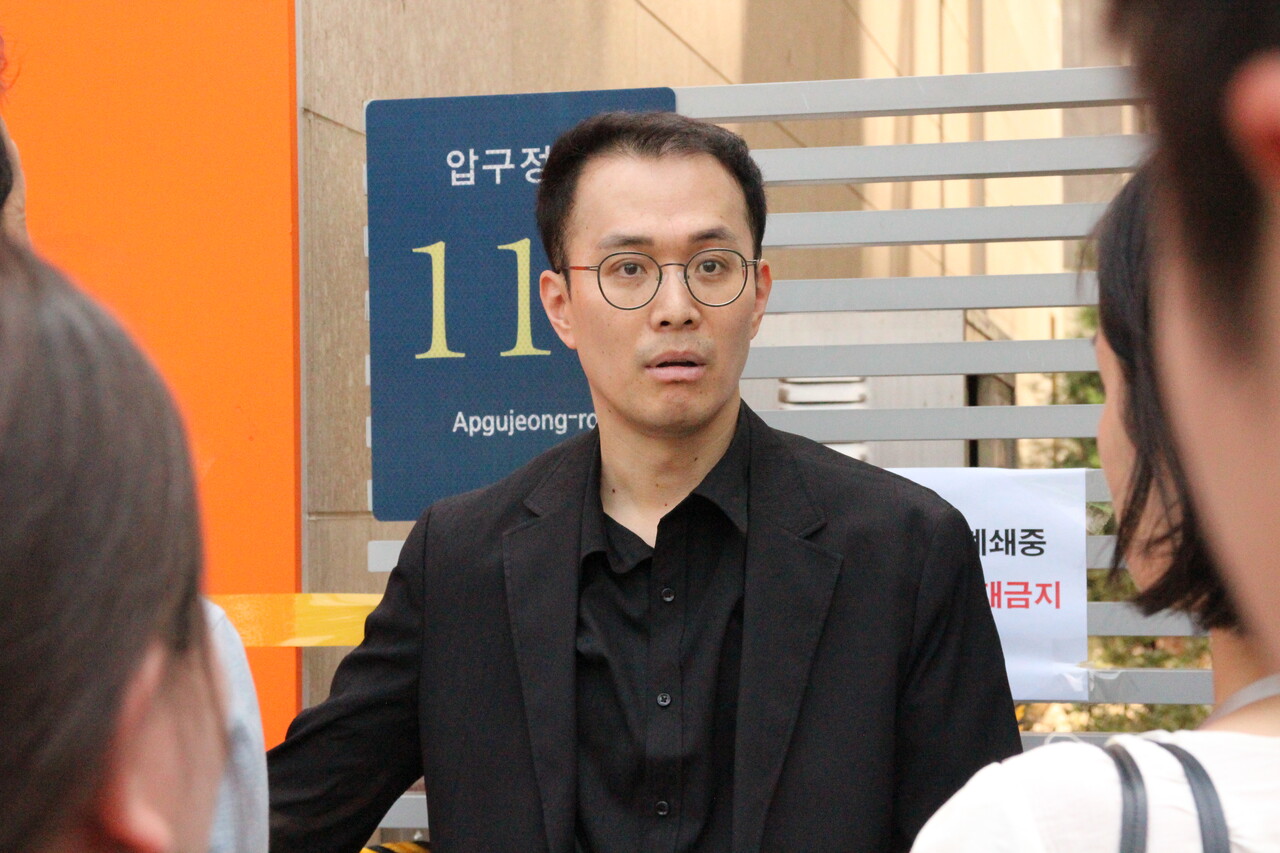 신정권 피해 판매자 비상대책위원회 대표가 취재 기자들 앞에서 큐텐 경영진과 정부 대책이 미진하다며 근본적인 대책 마련이 필요하다고 말하고 있다. 신 대표는 "이번 일을 대처하지 않으면 9, 10월에는 연쇄적으로 파산과 회생이 반복될 것"이라고 설명했다. [사진=김민우 기자]