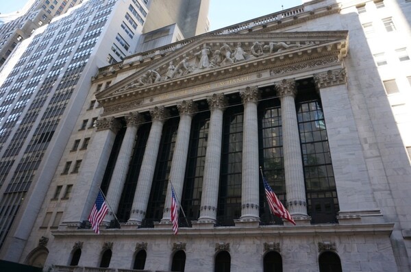 블룸버그통신에 따르면 골드만삭스가 주식·채권시장의 자금 유출입을 분석하는 모델을 활용해 경기침체 가능성을 예측한 결과, 미국 경기침체 확률은 4월의 29%에서 최근 41%로 높아졌다. 미국 뉴욕증권거래소(NYSE) 외부 모습 전경. [사진=연합뉴스]