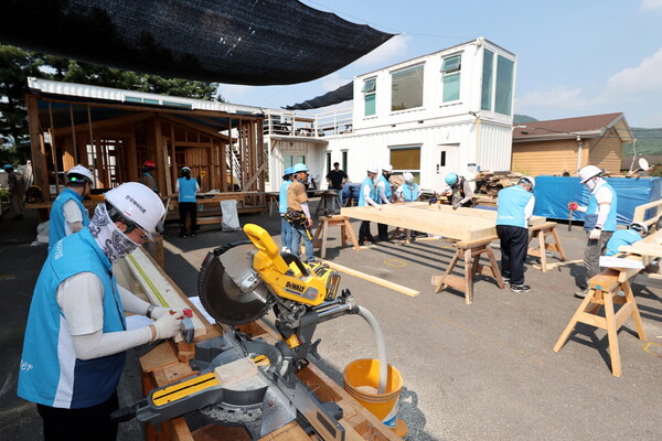 천안에 위치한 한국해비타트스쿨에서 대우건설 임직원이 봉사활동을 진행하고 있다. [대우건설 제공=뉴스퀘스트]