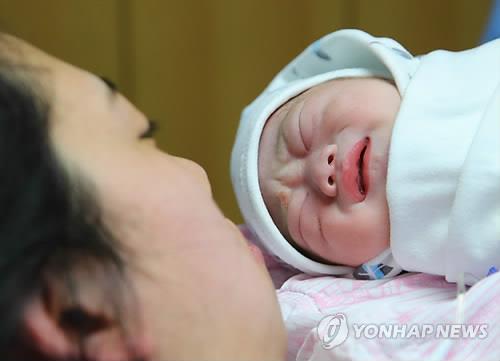 정부가 연금개혁안에 그동안  둘째 자녀 출산 때부터 인정해주던 '출산 크레딧'을 첫째 아이 출산 때부터 적용하는 방안을 담을 것으로 보인다. [사진=연합뉴스]