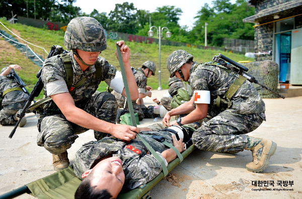 정부의 연금 개혁안에는 군 복무 기간 전체를 연금 가입 기간으로 인정하는 방안이 검토되고 있다. 사진은 특정 기사 내용과 관련 없음. [뉴스퀘스트]