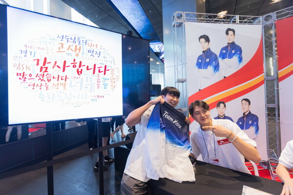 펜싱 국가대표 오상욱(오른쪽) 선수가 SKT 구성원과 함께 셀카를 찍고 있다. [SK텔레콤 제공=뉴스퀘스트]