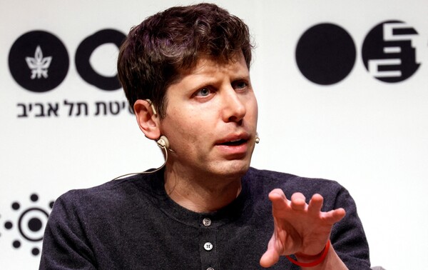 오픈AI의 창시자인 '샘 올트만'은 지난 3월 출시한 자사의 생성형 AI인 '지피티-4'에 엔비디아 칩이 1만개 사용됐다며 이를 훈련하기 위해 1억달러(약 1300억원) 이상의 비용이 들었다고 말했다. [사진=로이터 연합뉴스]   