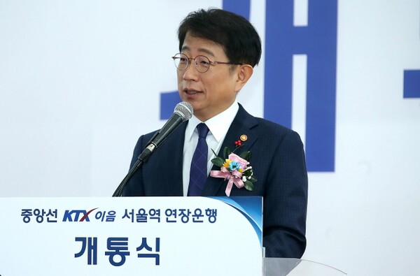 박상우 국토교통부 장관이 16일 오후 전기차 특별 안전점검을 실시하고 있는 현대자동차의 서울 남부하이테크센터를 방문해 ‘전기차 특별안전 점검’ 진행상황을 점검했다. [국토교통부 제공=뉴스퀘스트]