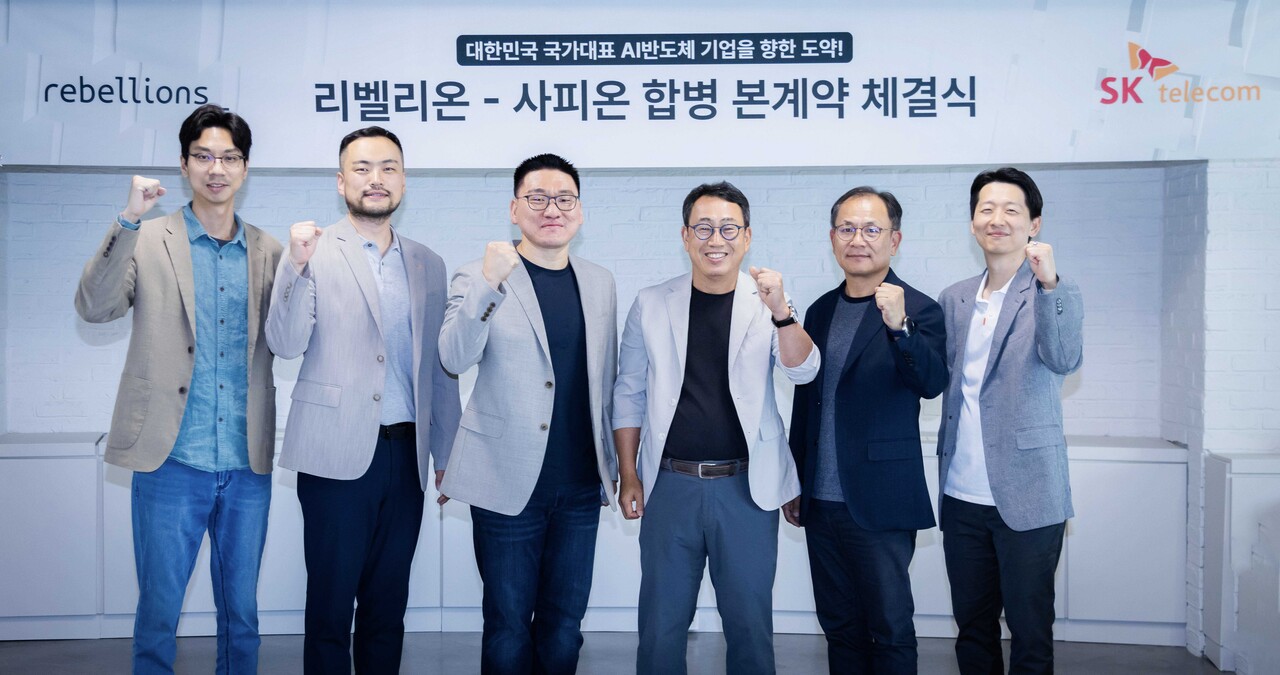  유영상 SKT CEO(사진 오른쪽에서 3번째)와 박성현 리벨리온 대표(사진 왼쪽서 3번째)가 향후 합병법인을 위한 지속적인 협력을 다짐하며 기념사진을 찍고 있다. [SK텔레콤 제공=뉴스퀘스트]