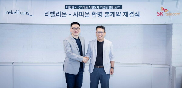 본계약 체결 후 유영상 SKT CEO(사진 오른쪽)와 박성현 리벨리온 대표가 향후 합병법인을 위한 지속적인 협력을 다짐하며 기념사진을 찍은 모습. [SK텔레콤 제공=뉴스퀘스트]