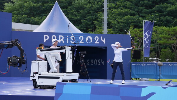 현대차그룹이 개발한 슈팅로봇과 일대일 대결을 펼치고 있는 임시현 선수. 정의선 회장의 제안으로 현대차그룹은 모빌리티 R&D 기술을 적용한 훈련장비 및 훈련법을 개발해 양궁선수들의 경기력 향상에 기여하고 있다. [대한양궁협회 제공=뉴스퀘스트]