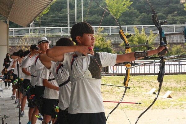 유소년 궁사들이 양궁 훈련을 하고 있는 모습. 정의선 현대차그룹 회장은 유소년에서 국가대표에 이르는 체계적인 우수 선수 육성 시스템을 강화했다. [대한양궁협회 제공=뉴스퀘스트]