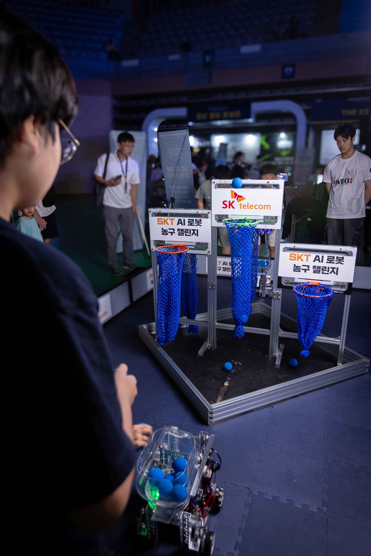 AI 로봇 농구 대회는 AI로 코딩한 농구 로봇이 제한시간 내에 골대 안에 골을 많이 넣으면 이기는 방식으로 구성됐다. [SK텔레콤 제공=뉴스퀘스트]