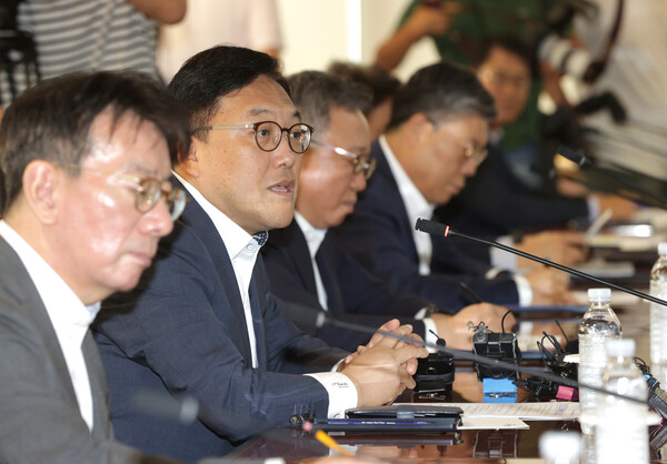 김병환 금융위원회 위원장은 “최근 증가세가 확대되고 있는 서울·수도권 은행권 주택담보대출에 대해 총부채원리금상환비율(DSR) 스트레스(가산) 금리를 0.75%포인트 대신 1.2%포인트로 상향 적용할 것”이라고 20일 밝혔다.  김병환 금융위원장이 이날 오전 서울 중구 은행연합회에서 열린 금융위원회-은행권 간담회에서 발언하고 있는 모습. [사진=연합뉴스]