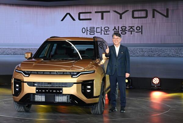 KG모빌리티가 20일경기 평택에 위치한 본사 디자인센터에서 트랜스포메이션 데이를 열고 미래 모빌리티 기업으로 도약을 위한 주요 전략 공유 및 신차 '액티언' 을 출시하며 새로운 변화와 시작을 공식 선언했다.사진은 KGM 곽재선 회장이 인사말 및 액티언에서 포즈를 취하고 있는 모습 [KG모빌리티 제공=뉴스퀘스트]