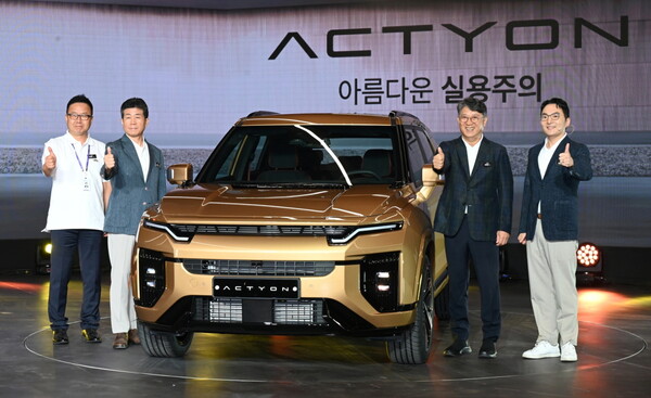 KG모빌리티가 20일경기 평택에 위치한 본사 디자인센터에서 트랜스포메이션 데이를 열고 미래 모빌리티 기업으로 도약을 위한 주요 전략 공유 및 신차 '액티언' 을 출시하며 새로운 변화와 시작을 공식 선언했다.사진은 KGM 곽재선 회장(오른쪽 두번째), 박장호 대표이사(왼쪽 첫번째), 황기영 대표이사(왼쪽 두번째), 곽정현 사업전략부문장(오른쪽 첫번째)이 '액티언'에서 포즈를 취하고 있는 모습 [KG모빌리티 제공=뉴스퀘스트]