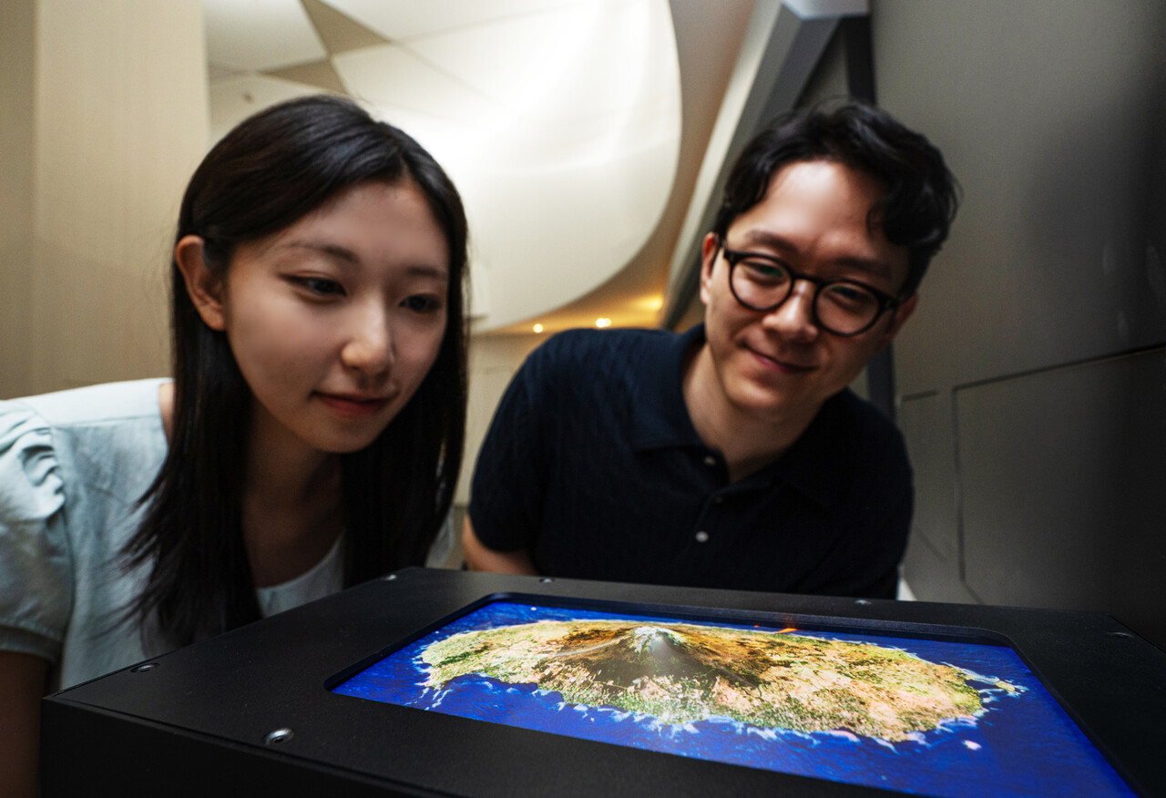 삼성디스플레이 직원들이 스트레처블 디스플레이를 살펴보고 있다. [삼성디스플레이 제공=뉴스퀘스트]