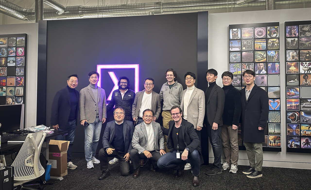 지난 1월 람다의 산호세 본사에서 SKT 유영상 CEO(사진 뒷줄 왼쪽서 4번째)와 람다 창업자 겸 CEO 스티븐 발라반(뒷줄 왼쪽서 5번째) 등 양사 주요 관계자들이 협력 방안을 논의한 후 기념사진을 촬영하고 있다. [SK텔레콤 제공=뉴스퀘스트]