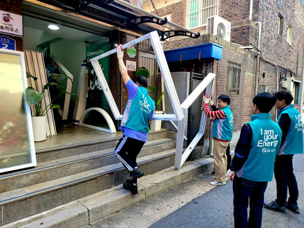 GS칼텍스 에너지플러스 임직원 봉사단원들이 저소득층 에너지효율개선사업 봉사활동 중인 장면 [GS칼텍스 제공=뉴스퀘스트]