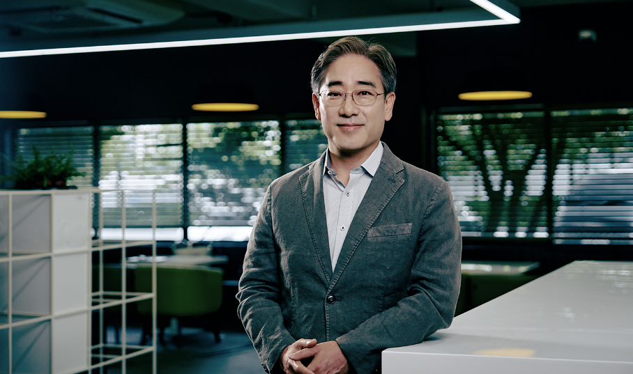 김성한 SK하이닉스 FE(전공정)구매 담당 부사장. 그는 급변하는 반도체 수요와 공급망 변화에 대응하는 전략으로 '경쟁력 있는 구매'를 꼽으며 HBM(고대역폭메모리) 1위 수성에 힘쓰고 있다고 말했다. [SK하이닉스 제공=뉴스퀘스트]