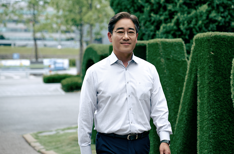 김 부사장은 22일 자사 뉴스룸 인터뷰를 통해 "구매의 본질은 변수 속에서 경쟁력 있는 구매를 완수하는 것"이라며 "모든 것이 빠르게 변화는 AI 시대에 방향과 템포를 잃지 않기 위해서는 본연의 일에 집중해야 한다"고 말했다. [SK하이닉스 제공=뉴스퀘스트]