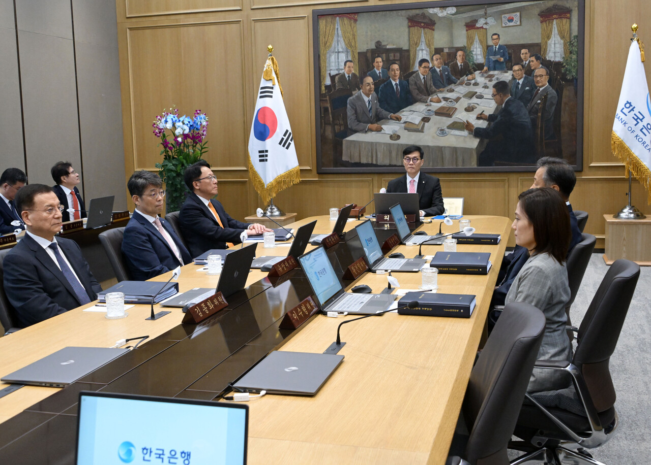 한국은행 금융통화위원회는 22일 올해 하반기 두 번째 통화정책방향 회의를 열고, 기준금리(연 3.50%)를 그대로 유지하기로 했다. 이창용 한국은행 총재가 서울 중구 한국은행 본관에서 열린 금융통화위원회를 주재하고 있는 모습. [사진=연합뉴스]