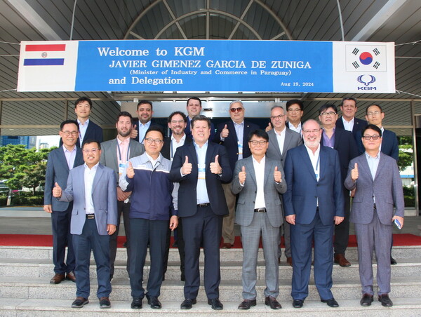지난 20일 KATECH 주관하는 산업통상협력개발지원사업(공적개발원조)을 위해 방한한 파라과이의 하비에르 히메네스 산업부 장관(사진 왼쪽에서 세번째)과 후스또 사까리아스 이타이푸발전소 사장(사진 오른쪽에서 두번째) 등 일행이 기념촬영 하고 있다. [KG모빌리티 제공=뉴스퀘스트]