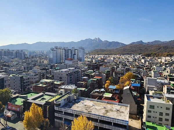 국토교통부는 전세금 반환보증 사고 주택을 활용해 전세로 저렴하게 장기간 거주할 수 있는 ‘HUG 든든전세 주택’을 더욱 확대 보완 한다.