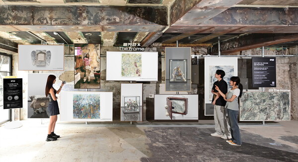 삼성전자 모델이 에서 라이프스타일 TV 삼성 '더 프레임'을 활용한 10m 길이의 대형 아트 월을 체험하고 있다. [삼성전자 제공=뉴스퀘스트]