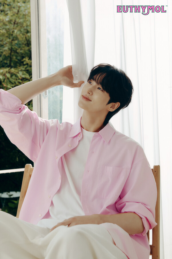 유시몰이 ‘대세 배우’ 변우석과 진행한 화보를 공개했다. [사진=LG생활건강 유시몰 제공]