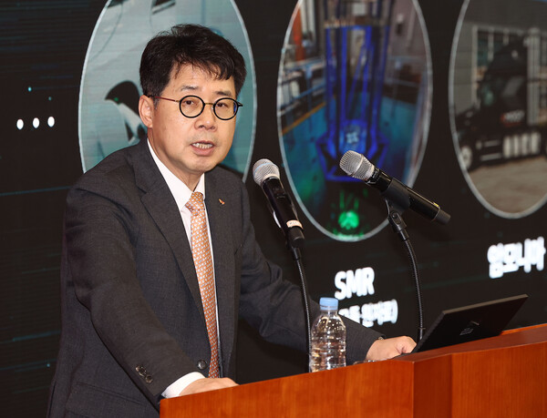 SK이노베이션과 SK E&S의 합병 여부를 결정하는 임시 주주총회가 오는 27일로 예정된 가운데 찬반 의견이 엇갈리고 있다. 지난달 18일 서울 종로구 SK서린빌딩에서 열린 SK이노베이션-SK E&S 합병 관련 기자간담회에서 박상규 SK이노베이션 사장이 합병 관련 발표를 하고 있는 모습. [사진=연합뉴스]