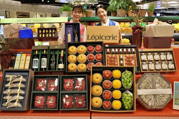 롯데백화점 잠실점 지하 1층 식품관에서 2024년 추석 선물 세트를 홍보하는 모델. [사진=롯데백화점 제공]