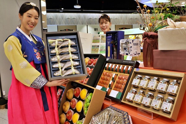 롯데백화점 잠실점 지하 1층 식품관에서 2024년 추석 선물 세트를 홍보하는 모델. [사진=롯데백화점 제공]