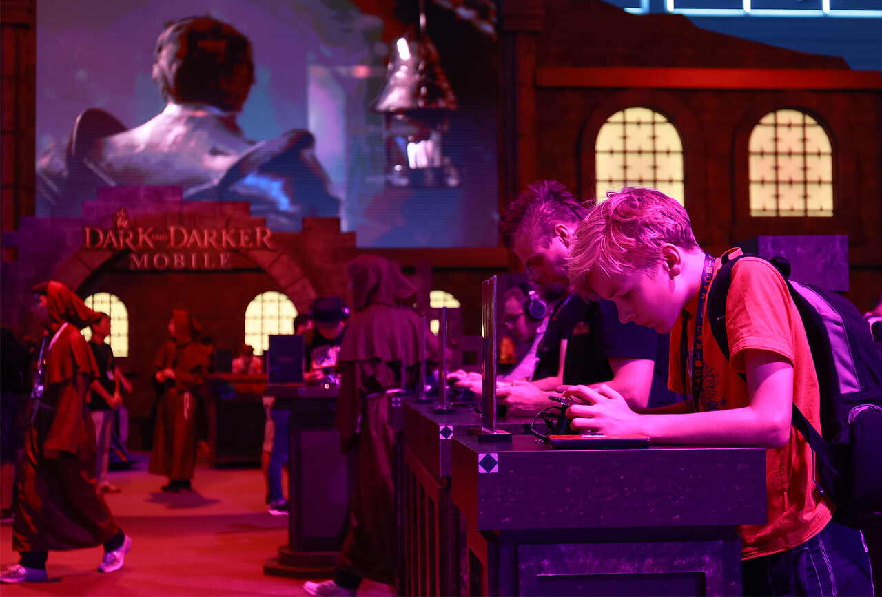 지난 24일 ‘게임스컴 2024’에서 크래프톤의 '다크앤다커 모바일' 부스를 방문한 관람객이 게임 시연에 참가하기 위해 줄을 서고 있다.  '다크앤다커 모바일' 부스는 개막 3일만에 현장 시연 참가자 수 1만명을 돌파했다. [크래프톤 제공=뉴스퀘스트]